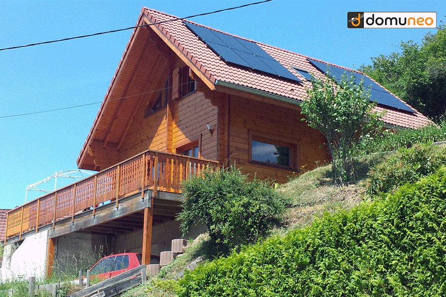 Pose de panneaux solaires sur le toit d’une maison