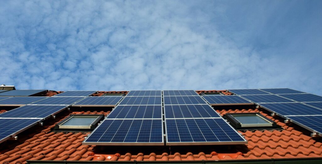 Panneaux solaires sur toit en tuiles