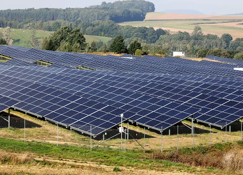 Installation d'une centrale solaire au sol pour les professionnels