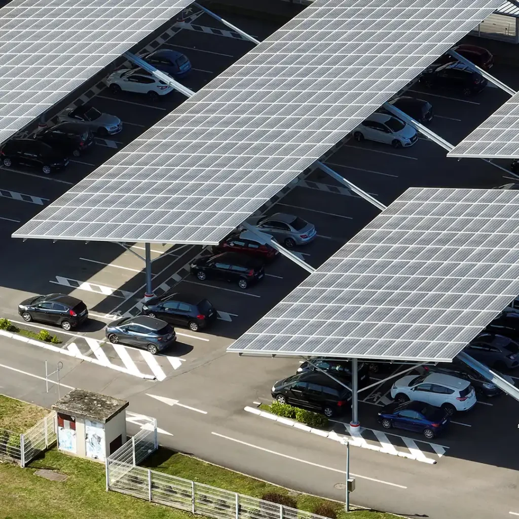 Installation d'ombrière photovoltaïque pour grands parkings afin de répondre aux obligations légales en France