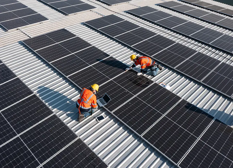 Techniciens Domuneo en intervention de maintenance photovoltaïque sur toiture solaire d'une entreprise
