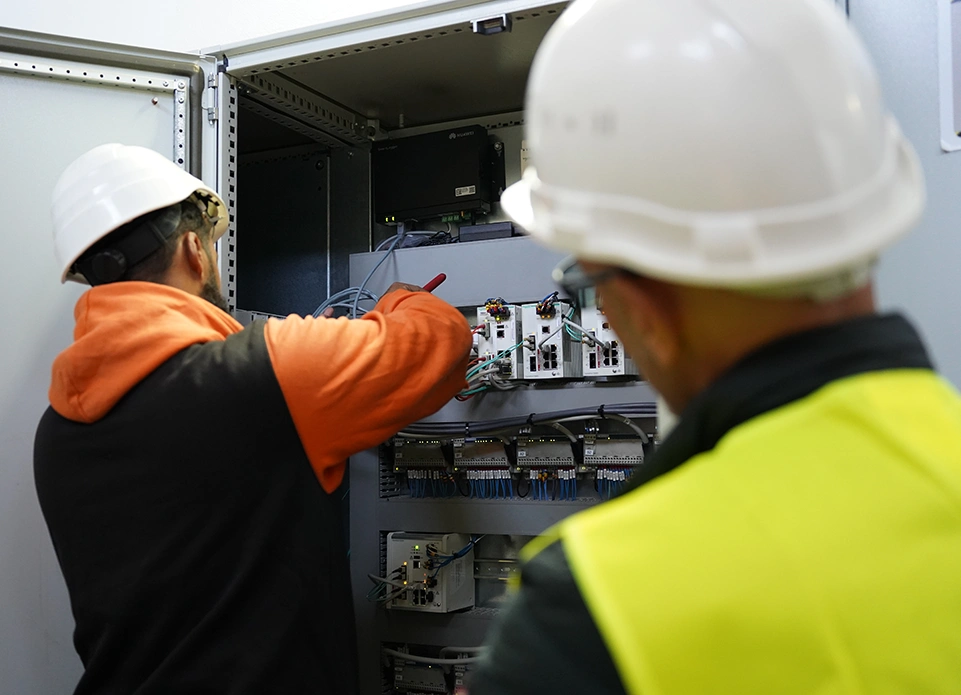 Technicien Domuneo en intervention de maintenance photovoltaïque sur un tableau électrique professionnel