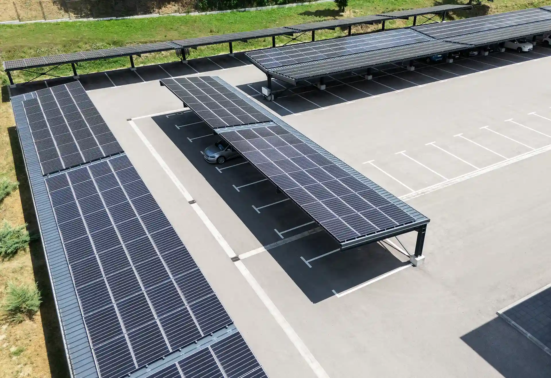 Ombrière photovoltaïque pour parking de site professionnel (bureau, entreprises, magasins, centre commercial, site logistique...)