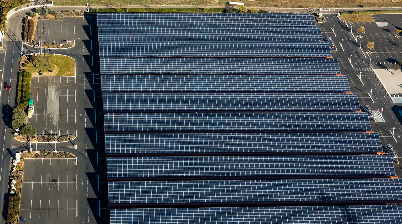Ombrière photovoltaïque pour parking de centre commercial, sites professionnels logistiques, parking supérieur à 1500m², Loi APER