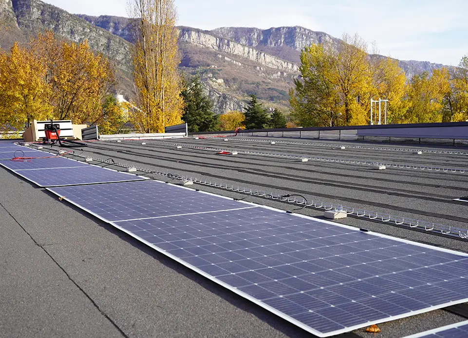 Panneau solaire léger installé sur une toiture sensible afin d'éviter des travaux structurels onéreux.