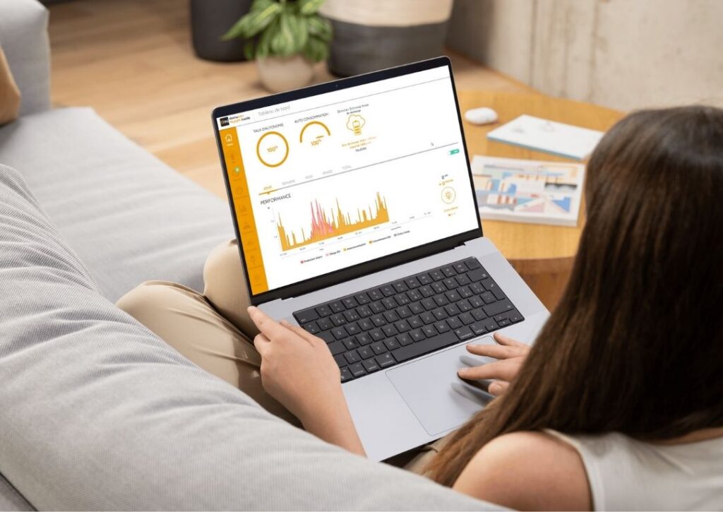 Une femme utilise l'application Domuneo MyLight Inside afin de gérer le pilotage intelligent de son autoconsommation solaire