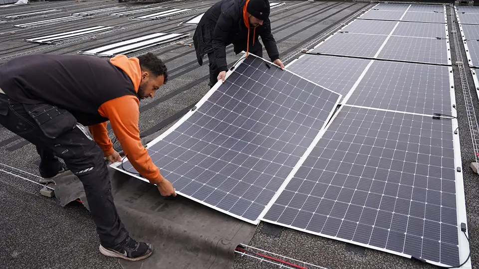 Installation d'un panneau solaire léger Luxsiol par Domuneo sur le toit d'une usine avec isolant de classe B