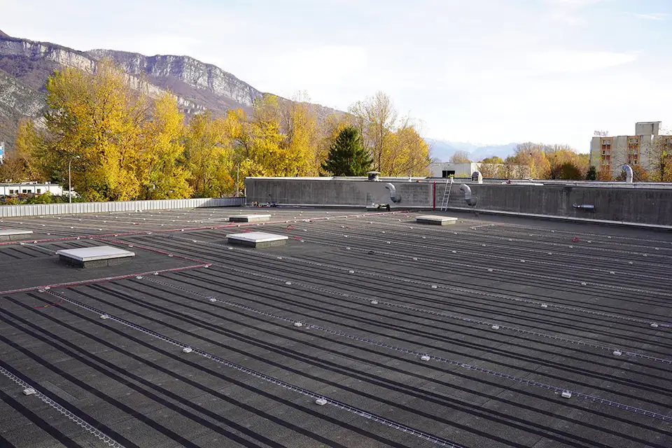 Toiture industrielle fragile ne supportant pas l'installation de panneaux solaires classique, ayant fait appel à Domuneo concernant le panneau solaire léger