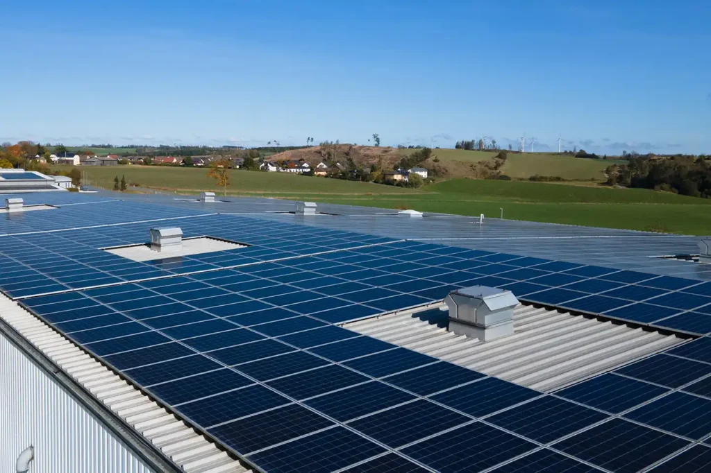 Panneau solaire pour toiture bac acier, toits très courants dans le secteur industriel en France.