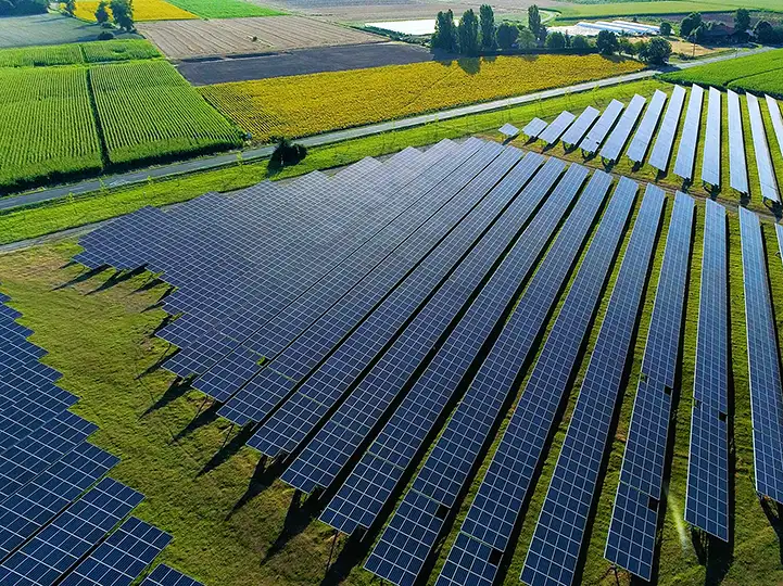 Installation solaire au sol sur terrain communal en friche