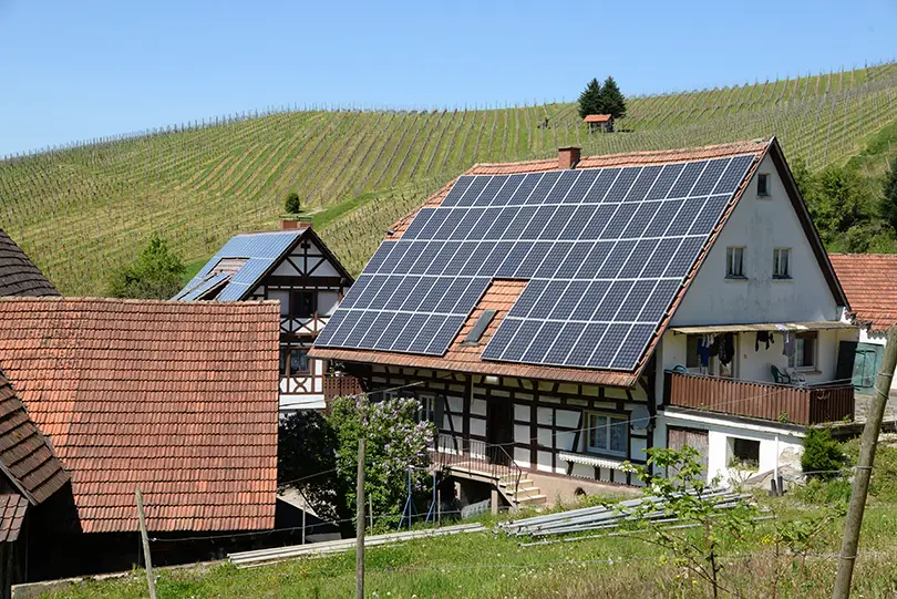 Panneaux solaires sur le toit d'une maison dans le Bas-Rhin