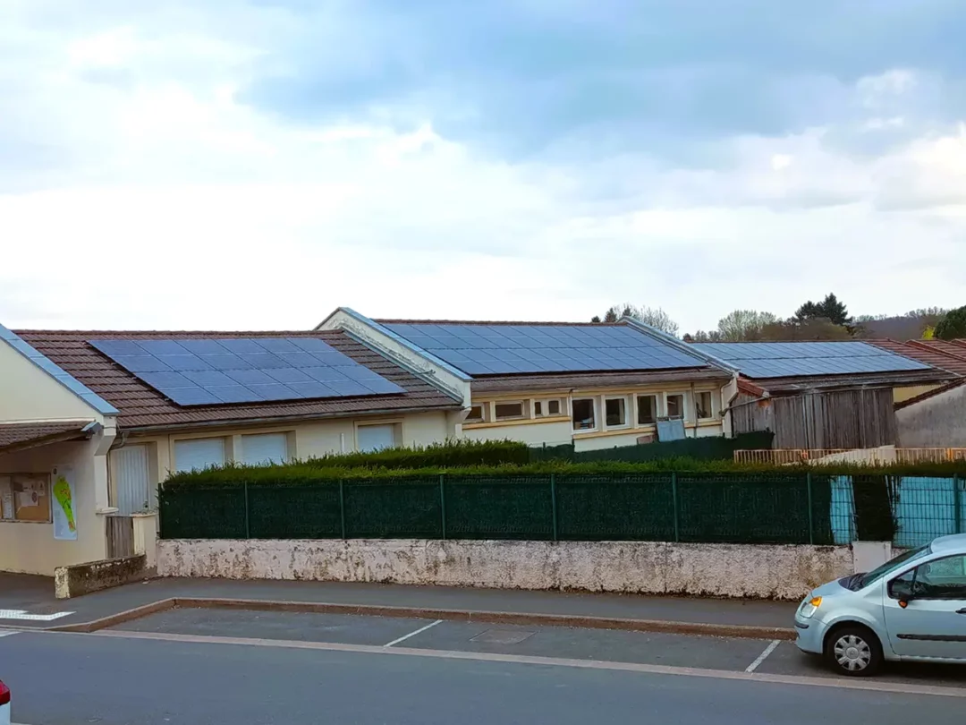 installation solaire sur le toit d'un bâtiment public (école) pour autoconsommation collective ACC