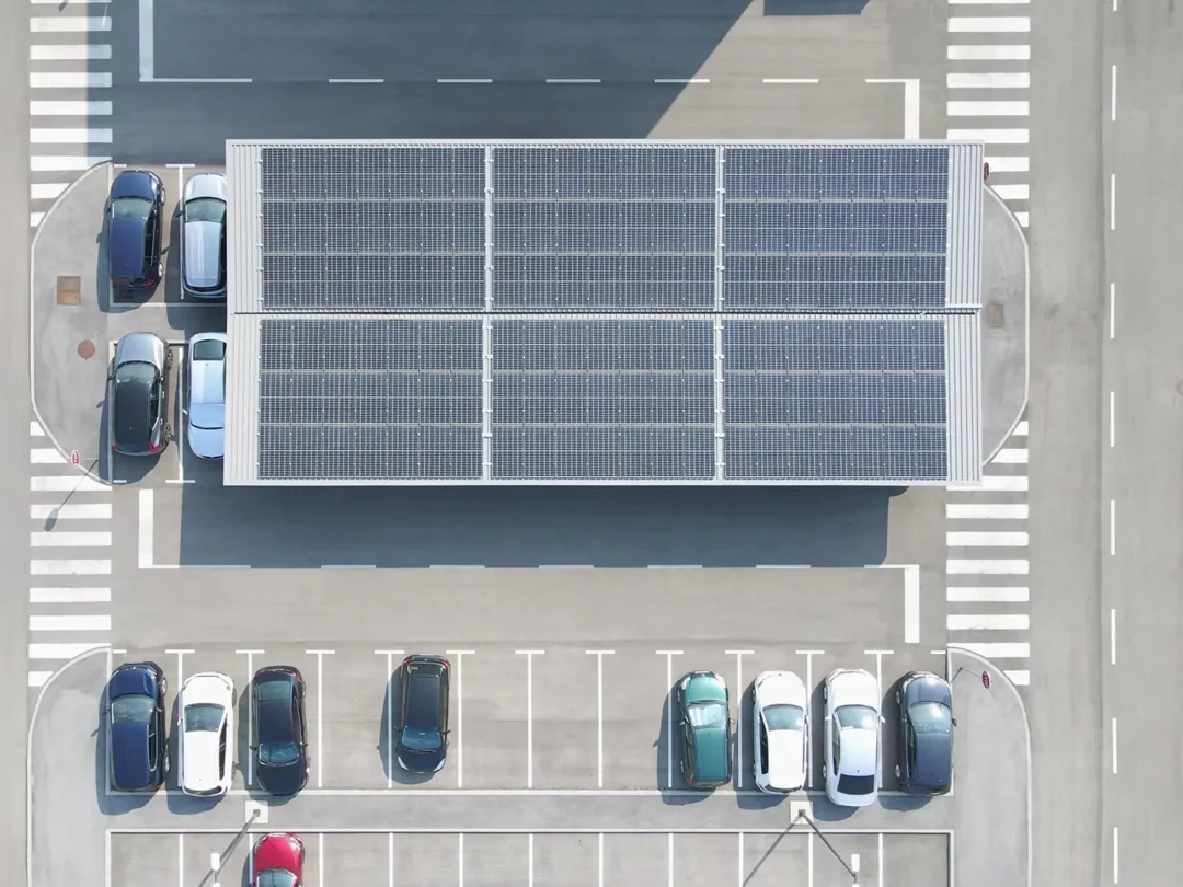 Installation d'ombrière de parking photovoltaïque pour parking public communal