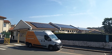 panneaux solaires pour collectivités, installation photovoltaïque sur le toit d'une école pour autoconsommation collective