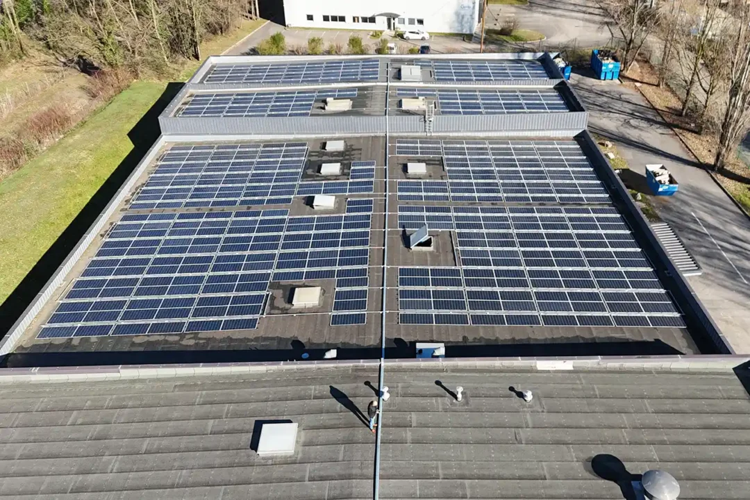Panneau solaire léger installé sur une toiture sensible afin d'éviter des travaux structurels onéreux.
