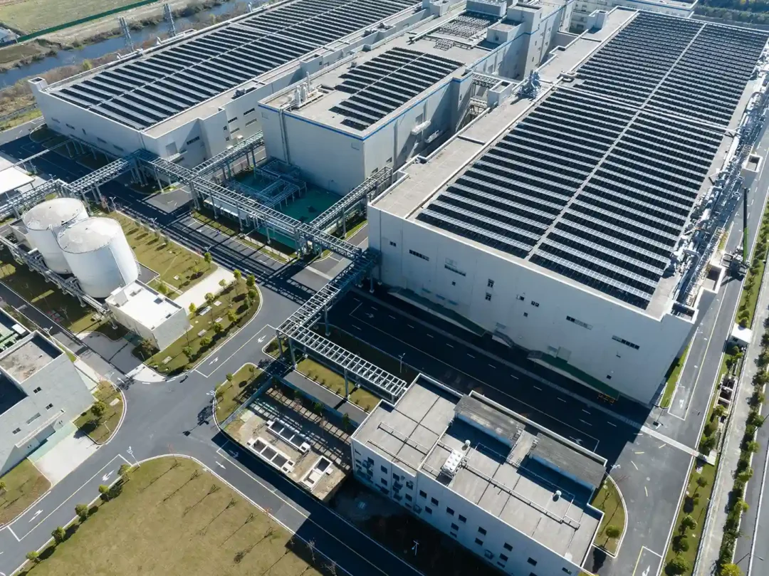 Site industriel équipé d'une toiture solaire pour bâtiment industriel